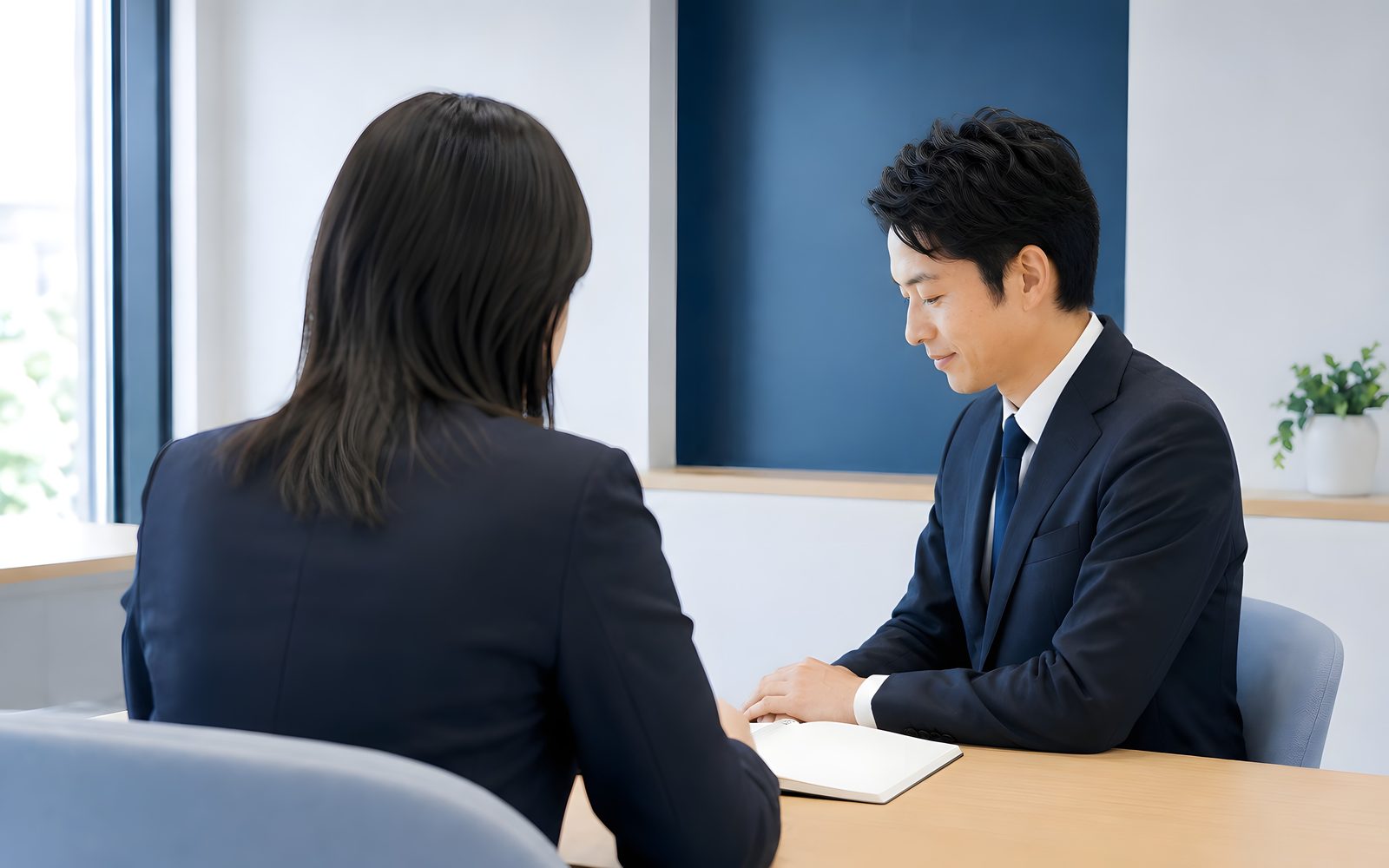 書類⁠を確認している様子